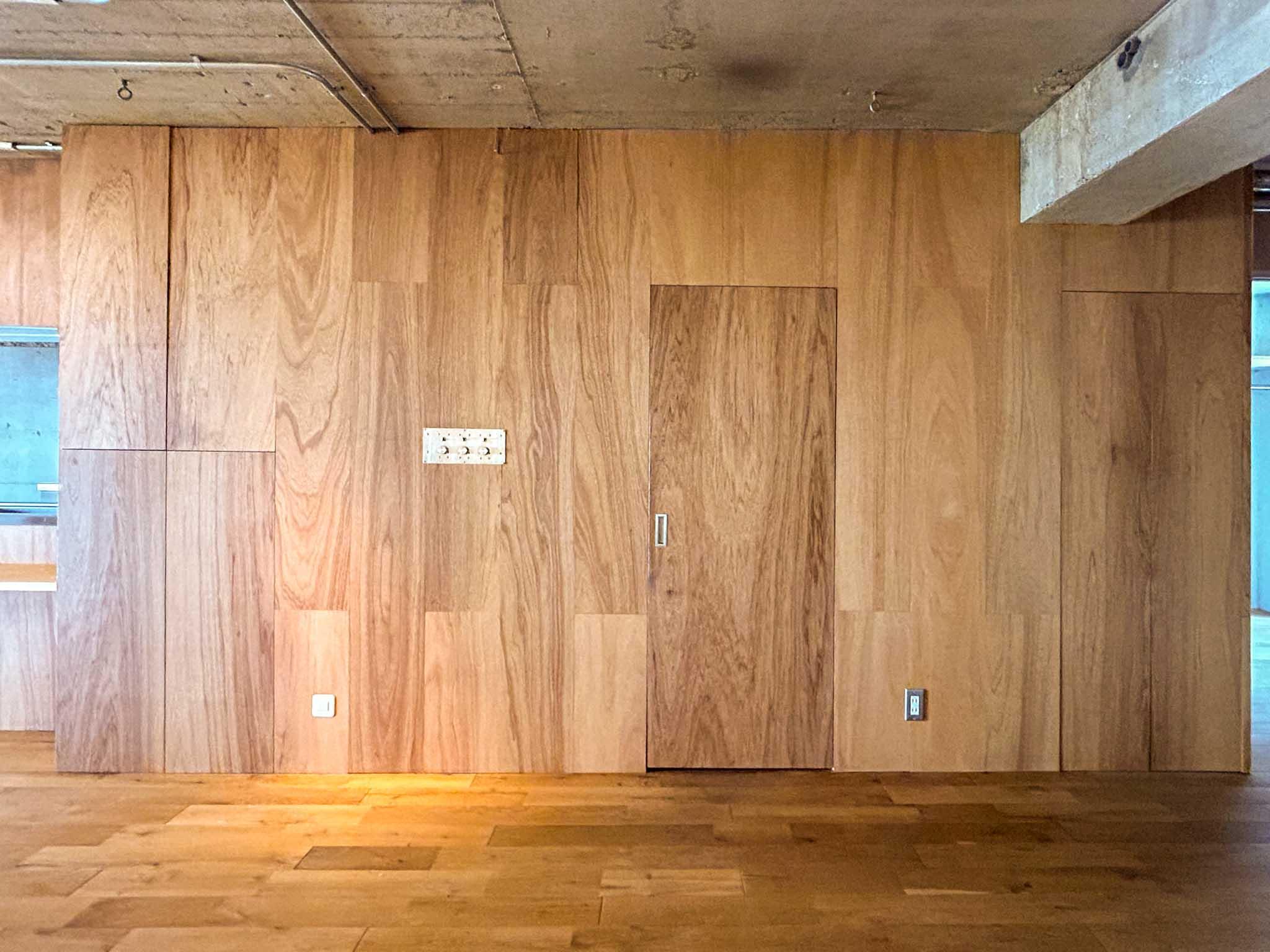 世田谷区池尻の売買物件/水回りが収まる、合板仕上げの箱