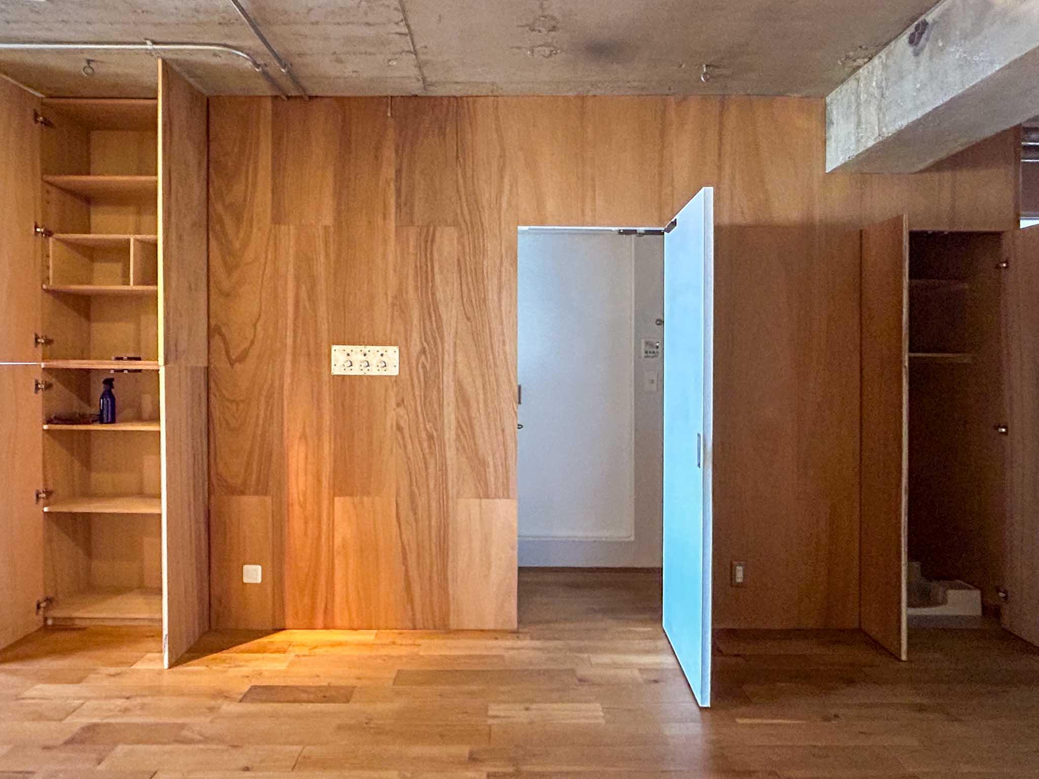 世田谷区池尻の売買物件/向かって左から、収納、洗面脱衣室、洗濯機置き場