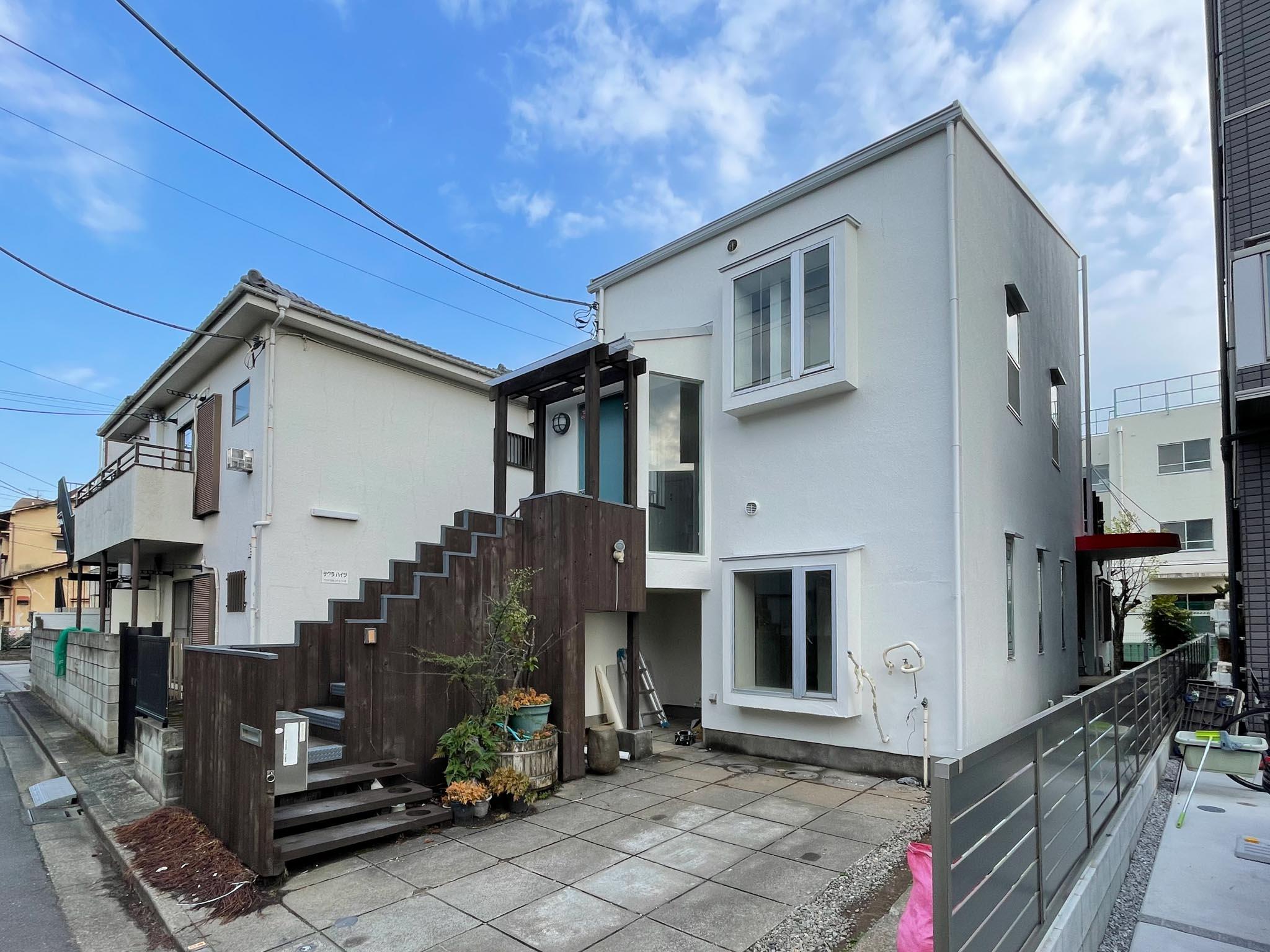 世田谷区桜上水の賃貸物件/まずは玄関まで外階段を上がっていきます