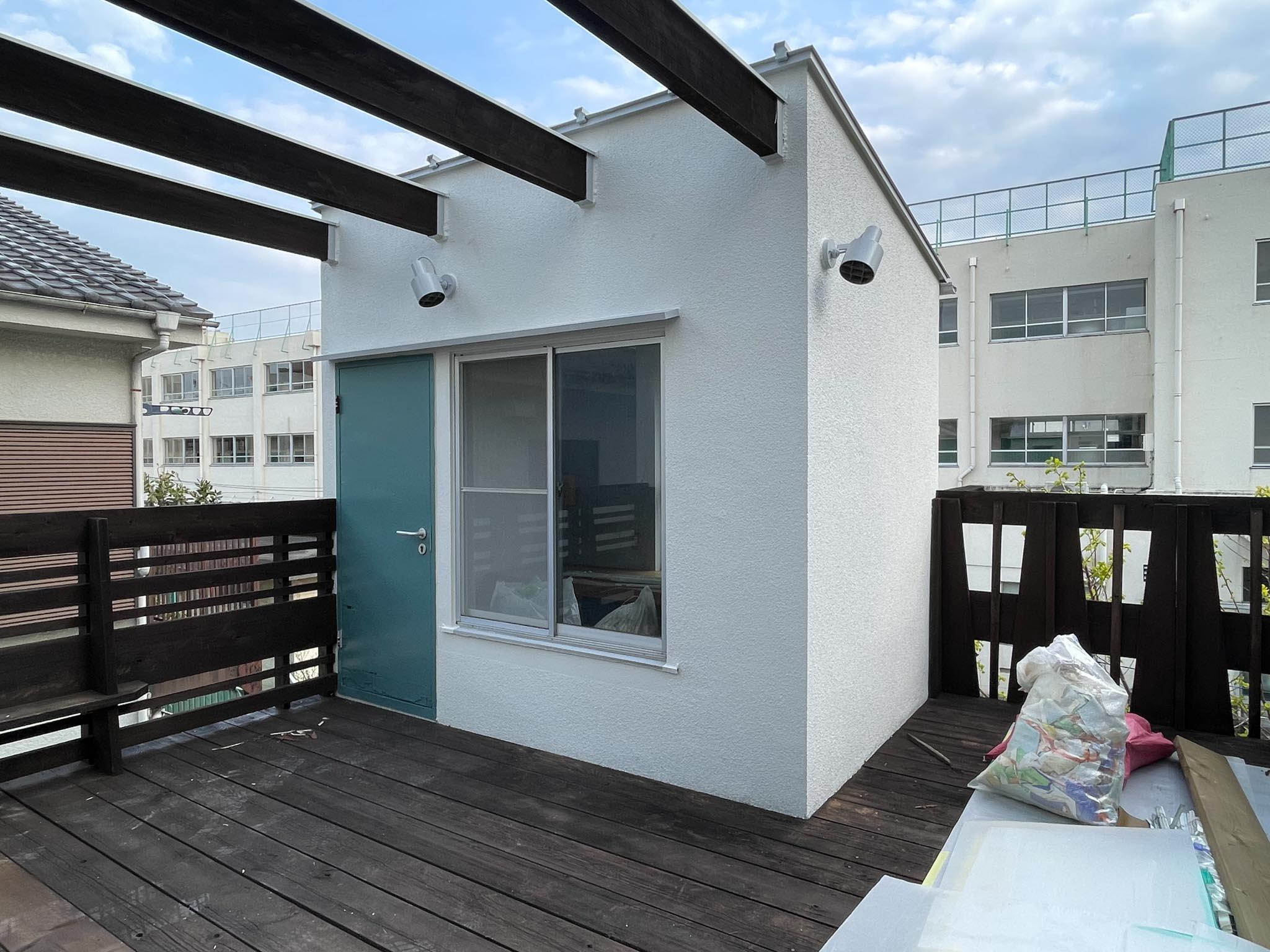 世田谷区桜上水の賃貸物件/2F：ウッドデッキのバルコニーに"離れ"。エアコンは借主負担で設置可能です