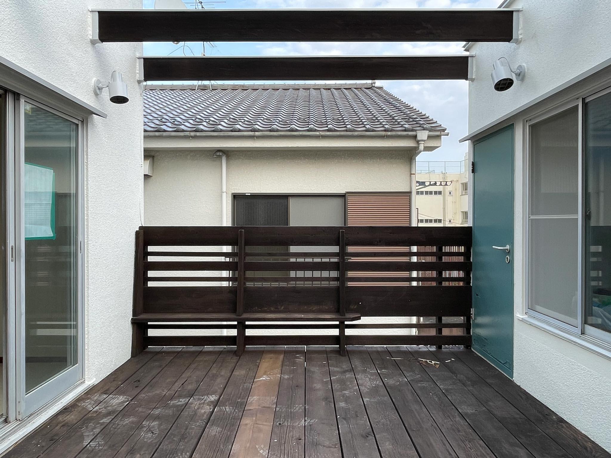 世田谷区桜上水の賃貸物件/2F：気候が穏やかな日には、バルコニーでゆったりと過ごしたくなります