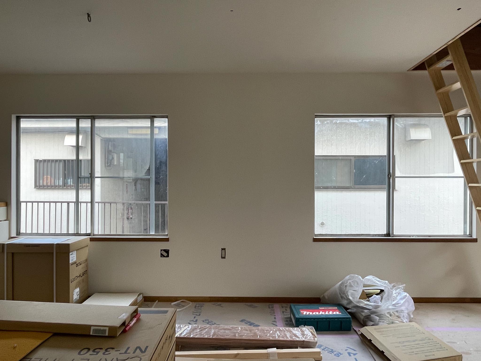 世田谷区桜上水の賃貸物件/2F、リビング：東側のアパートとは少し距離が近めです