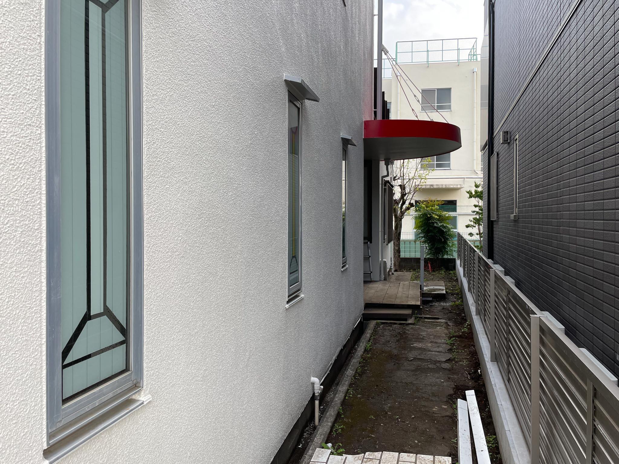 世田谷区桜上水の賃貸物件/テラスへは建物の脇からもアクセスできます