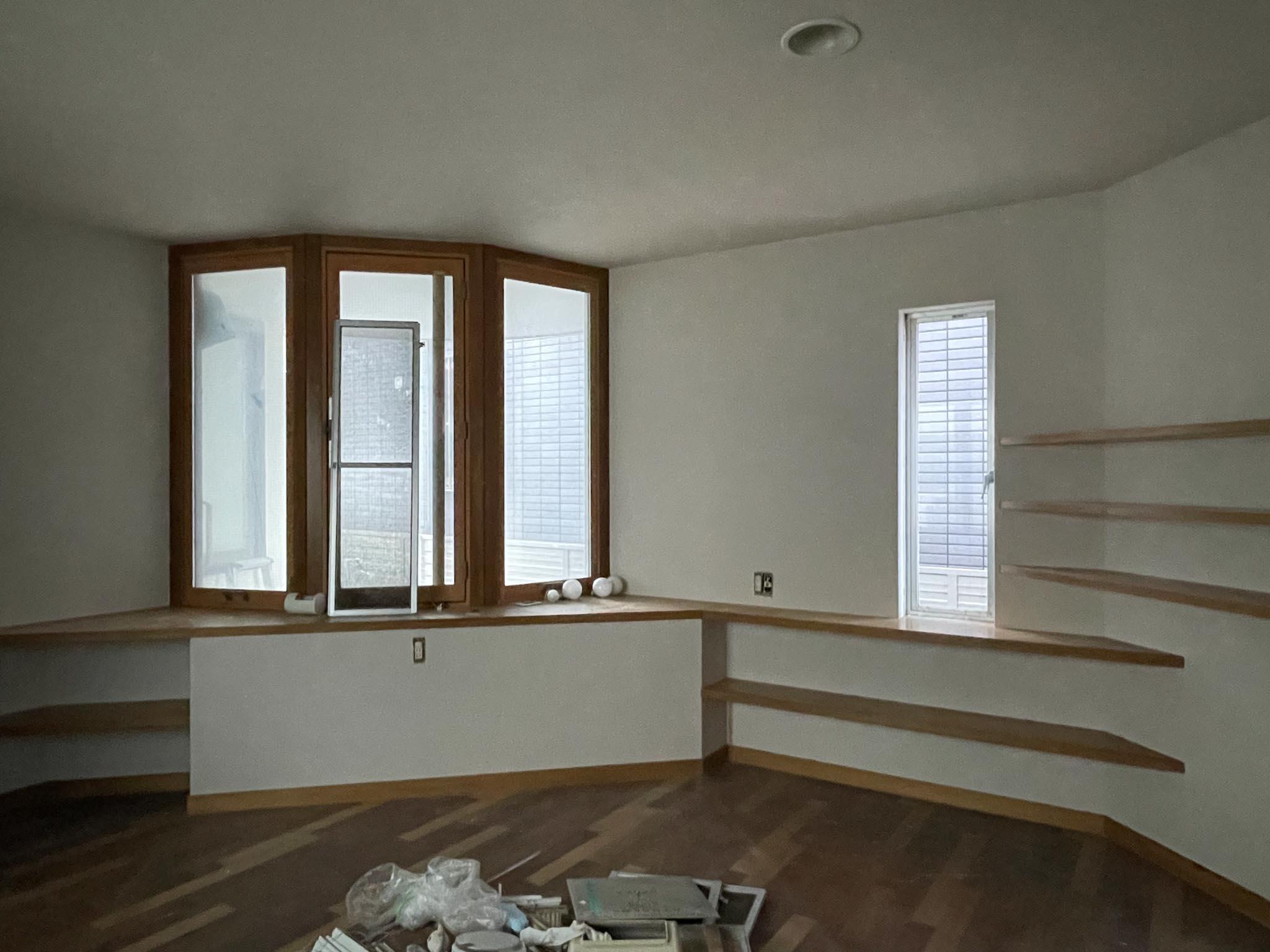 世田谷区桜上水の賃貸物件/1F、真ん中の洋室：収納量のある棚が備わっており、書斎として使いやすい空間です