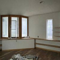 世田谷区桜上水の賃貸物件/1F、真ん中の洋室：収納量のある棚が備わっており、書斎として使いやすい空間です