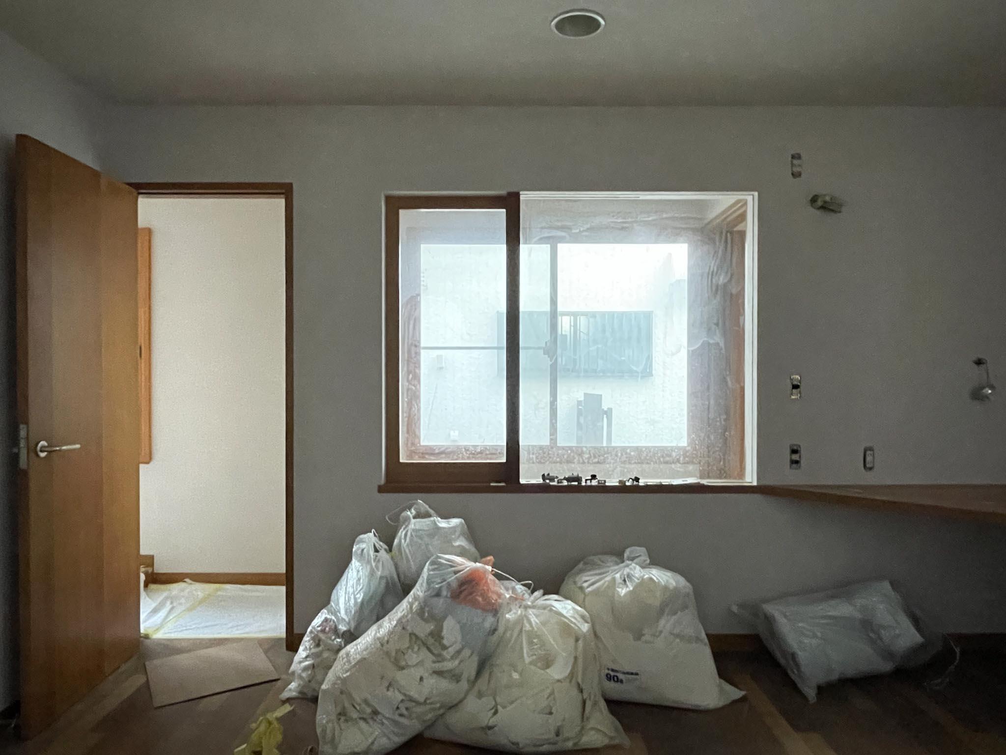 世田谷区桜上水の賃貸物件/1F、真ん中の洋室：廊下を通る人が見える造り