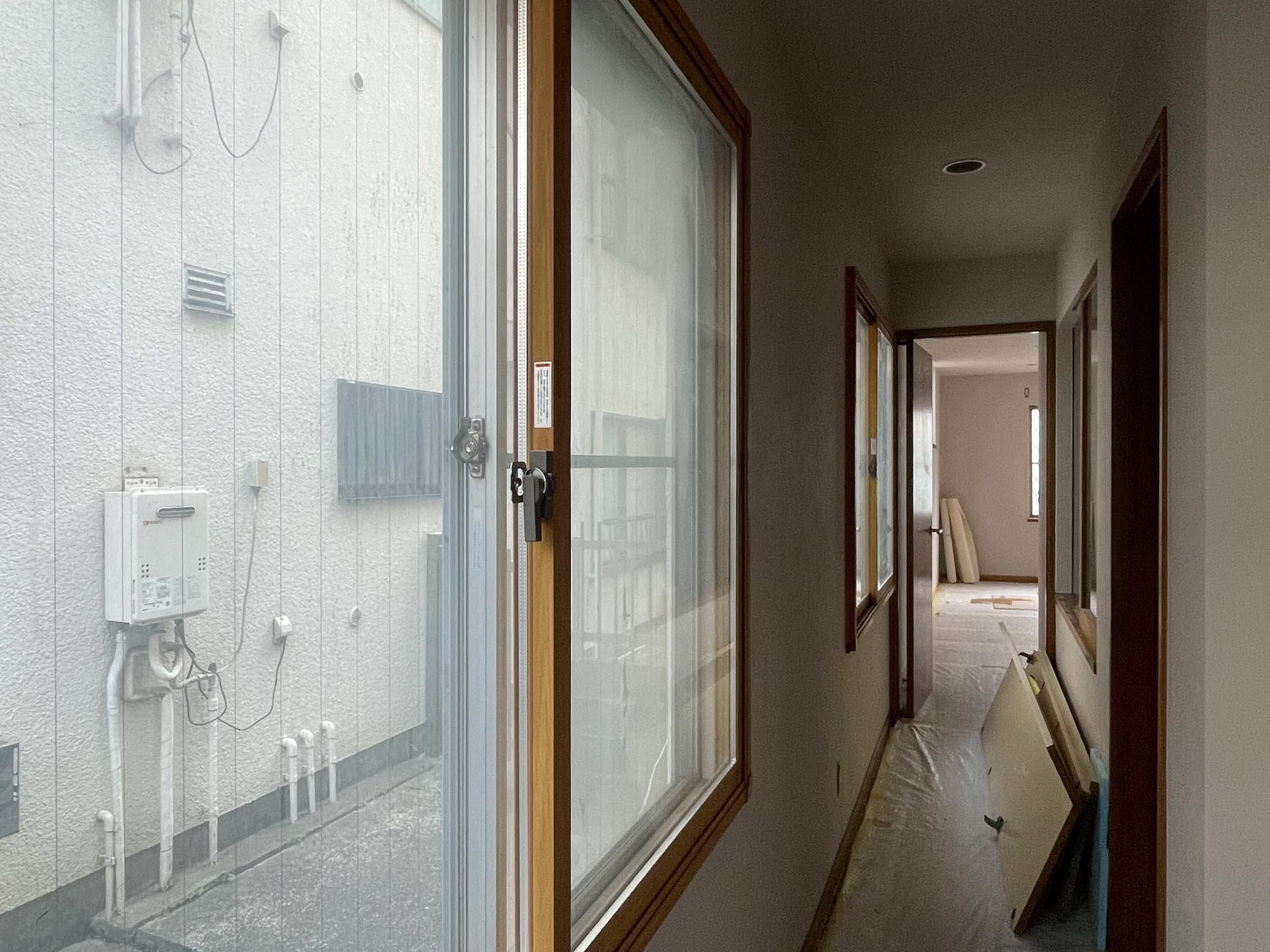 世田谷区桜上水の賃貸物件/1F：廊下。隣のアパートとの距離が近めです