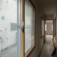世田谷区桜上水の賃貸物件/1F：廊下。隣のアパートとの距離が近めです