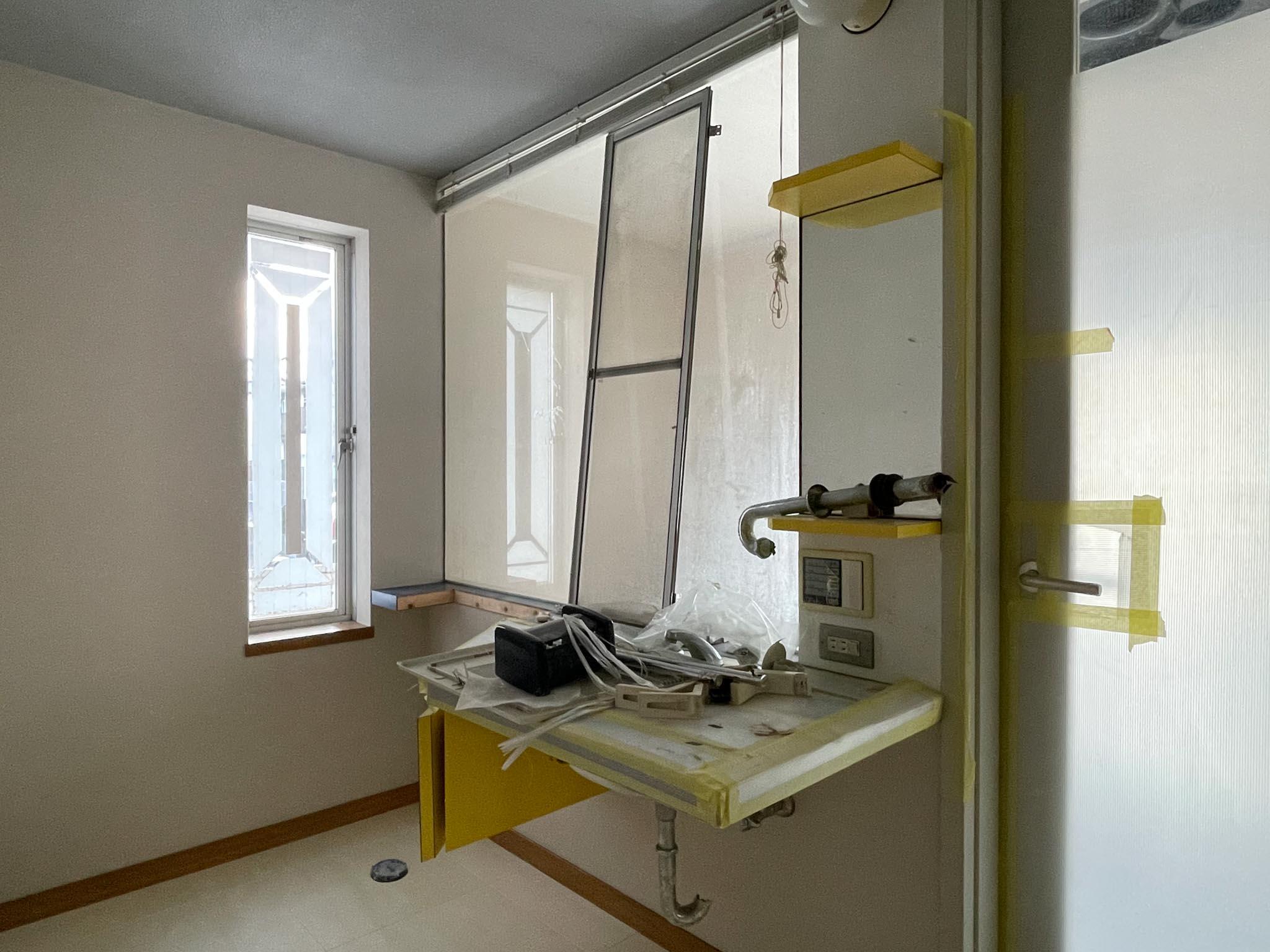 世田谷区桜上水の賃貸物件/1F：手前に洗面台、奥にトイレが用意されます