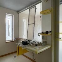 世田谷区桜上水の賃貸物件/1F：手前に洗面台、奥にトイレが用意されます