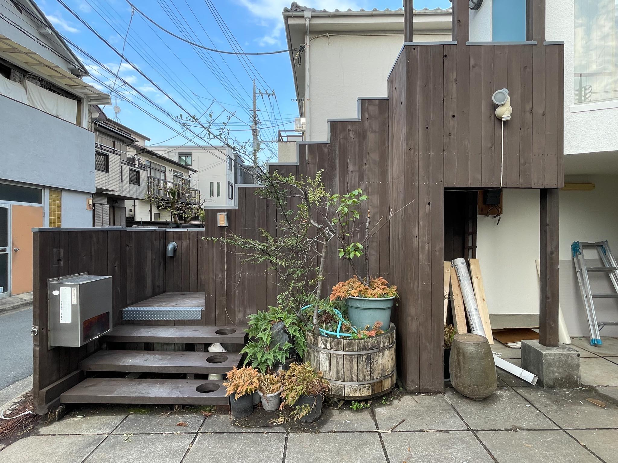 世田谷区桜上水の賃貸物件/階段を上がり、ちょうど1.5階ほどの高さに位置する玄関へとアプローチします