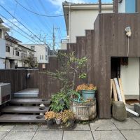 世田谷区桜上水の賃貸物件/階段を上がり、ちょうど1.5階ほどの高さに位置する玄関へとアプローチします