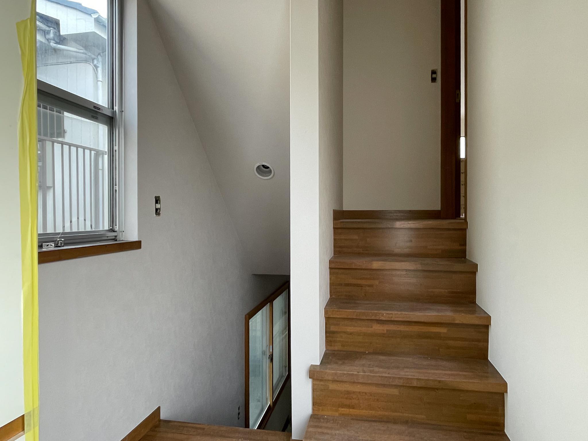 世田谷区桜上水の賃貸物件/玄関を入った正面。洋室へ下りるか、リビングへ上がるかを選ぶようなアプローチです