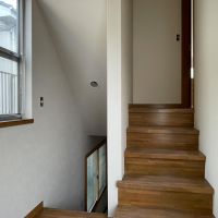 世田谷区桜上水の賃貸物件/玄関を入った正面。洋室へ下りるか、リビングへ上がるかを選ぶようなアプローチです