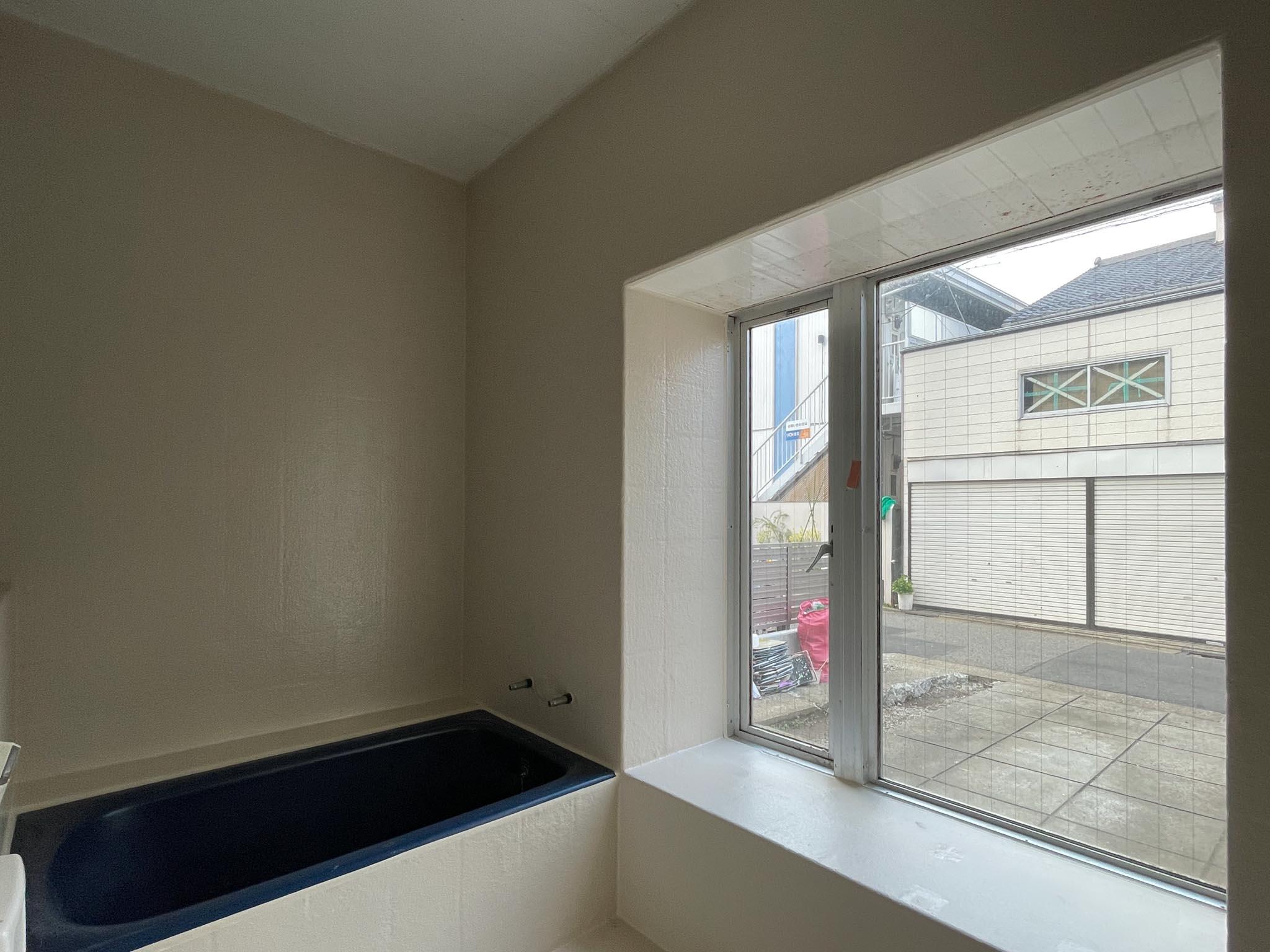 世田谷区桜上水の賃貸物件/1F：浴室の窓の外は駐車スペースに面していますので、ご留意ください