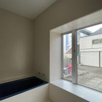 世田谷区桜上水の賃貸物件/1F：浴室の窓の外は駐車スペースに面していますので、ご留意ください