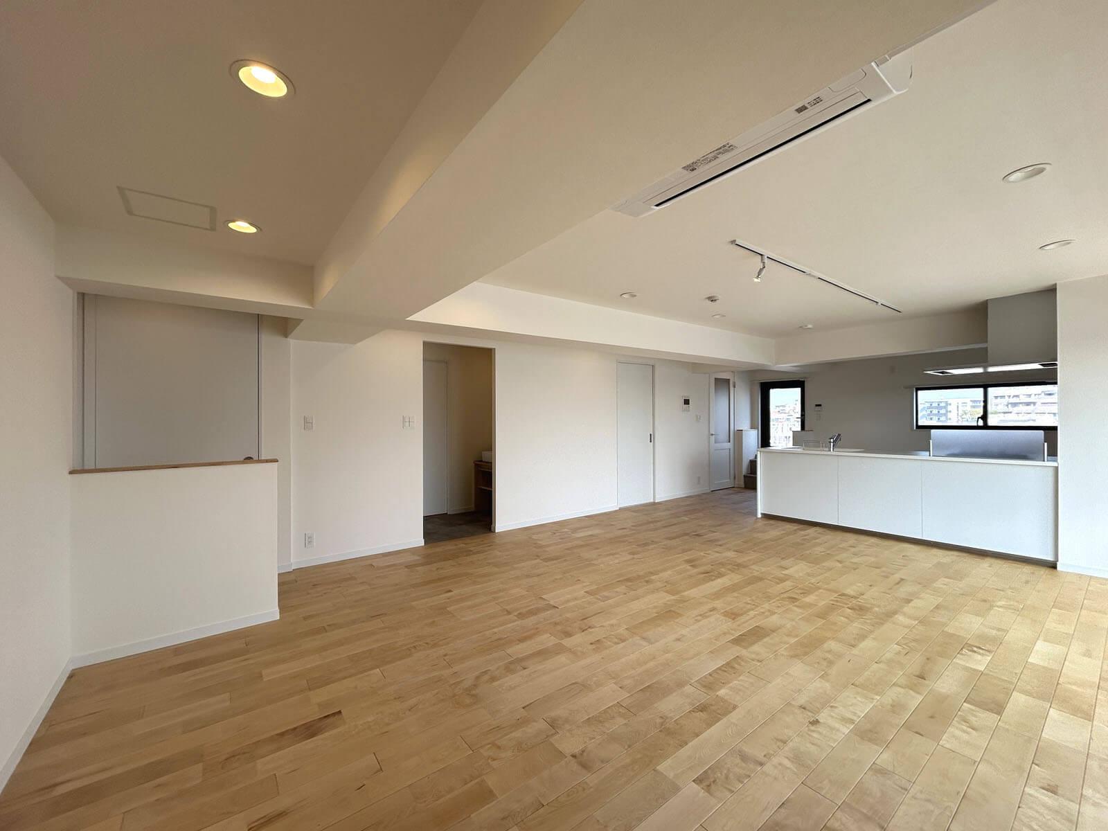 中野区野方の賃貸物件/バスやトイレは正面の壁の中にまるっと収まってます