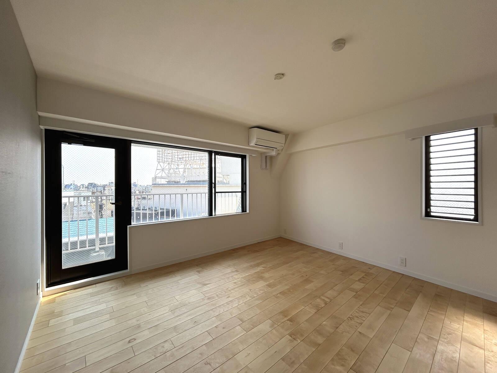 中野区野方の賃貸物件/9帖ほどのシンプルな部屋に2面の窓