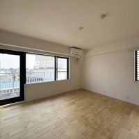 中野区野方の賃貸物件/9帖ほどのシンプルな部屋に2面の窓