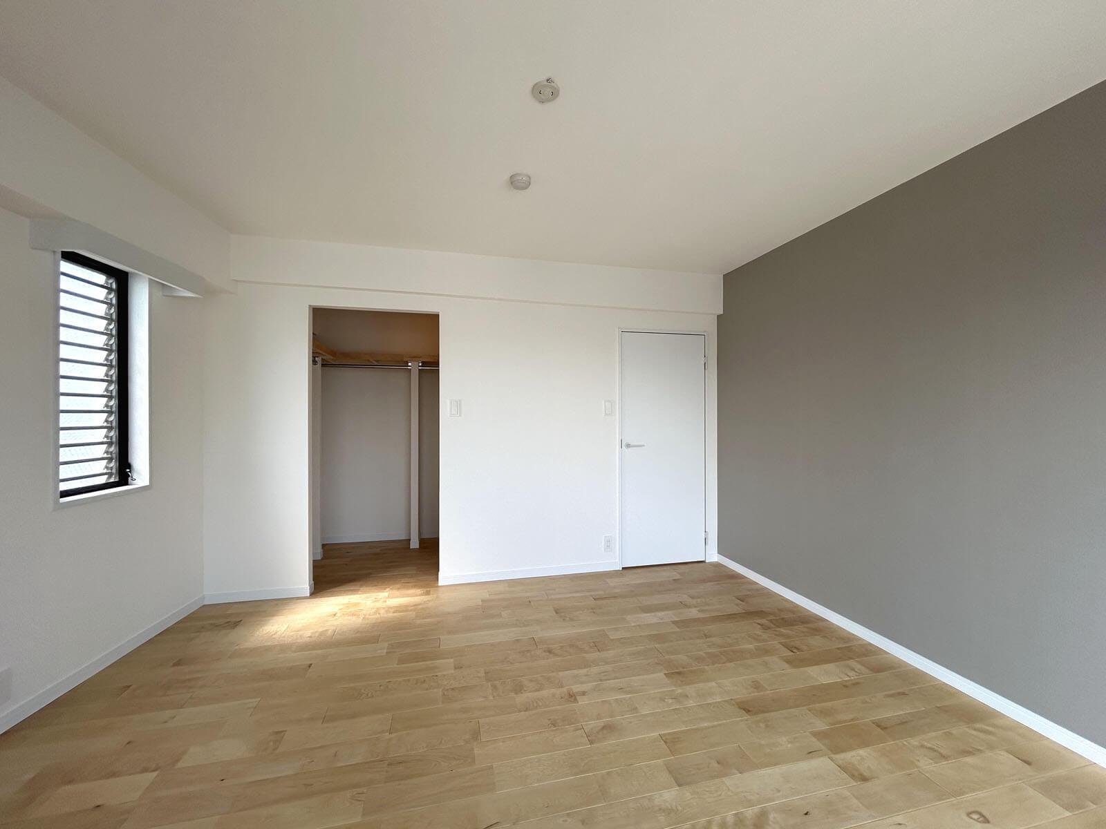 中野区野方の賃貸物件/グレーのアクセントクロスと奥にクローゼット