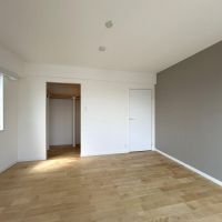 中野区野方の賃貸物件/グレーのアクセントクロスと奥にクローゼット