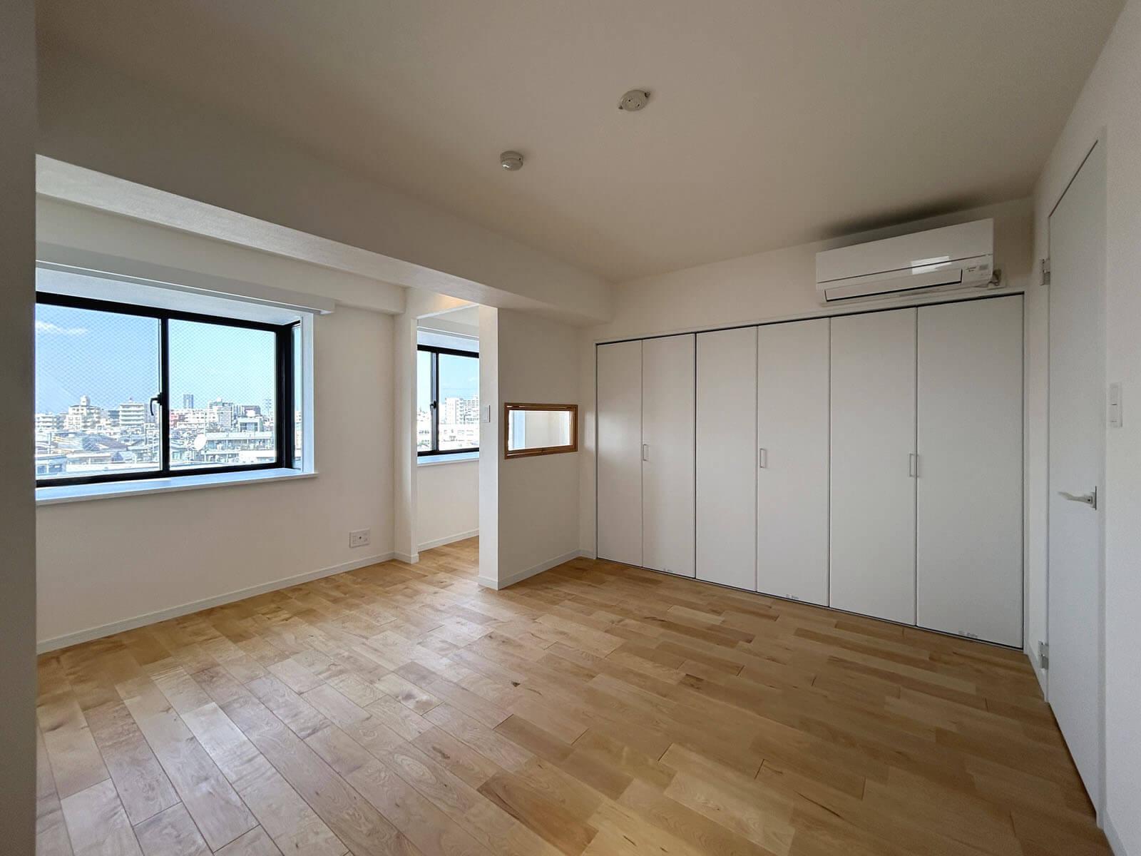 中野区野方の賃貸物件/万全のクローゼットと、窓側に少し区切られたコーナーが