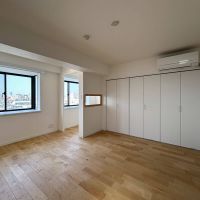 中野区野方の賃貸物件/万全のクローゼットと、窓側に少し区切られたコーナーが