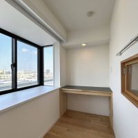 中野区野方の賃貸物件/寝室の片隅とは思えないデスクコーナー、見晴らしのよさと空の青さに気分上々で作業できそうです