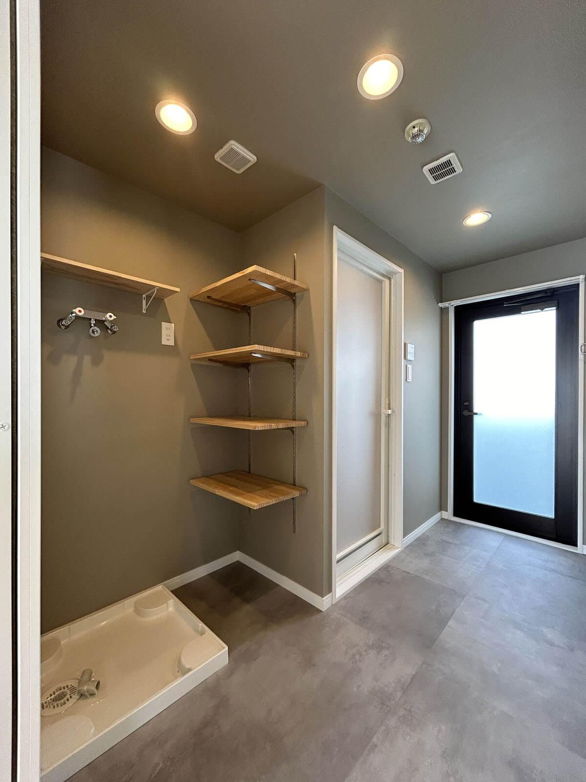 中野区野方の賃貸物件/洗濯機置場とお風呂が並ぶその先に