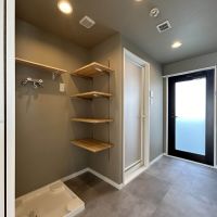 中野区野方の賃貸物件/洗濯機置場とお風呂が並ぶその先に