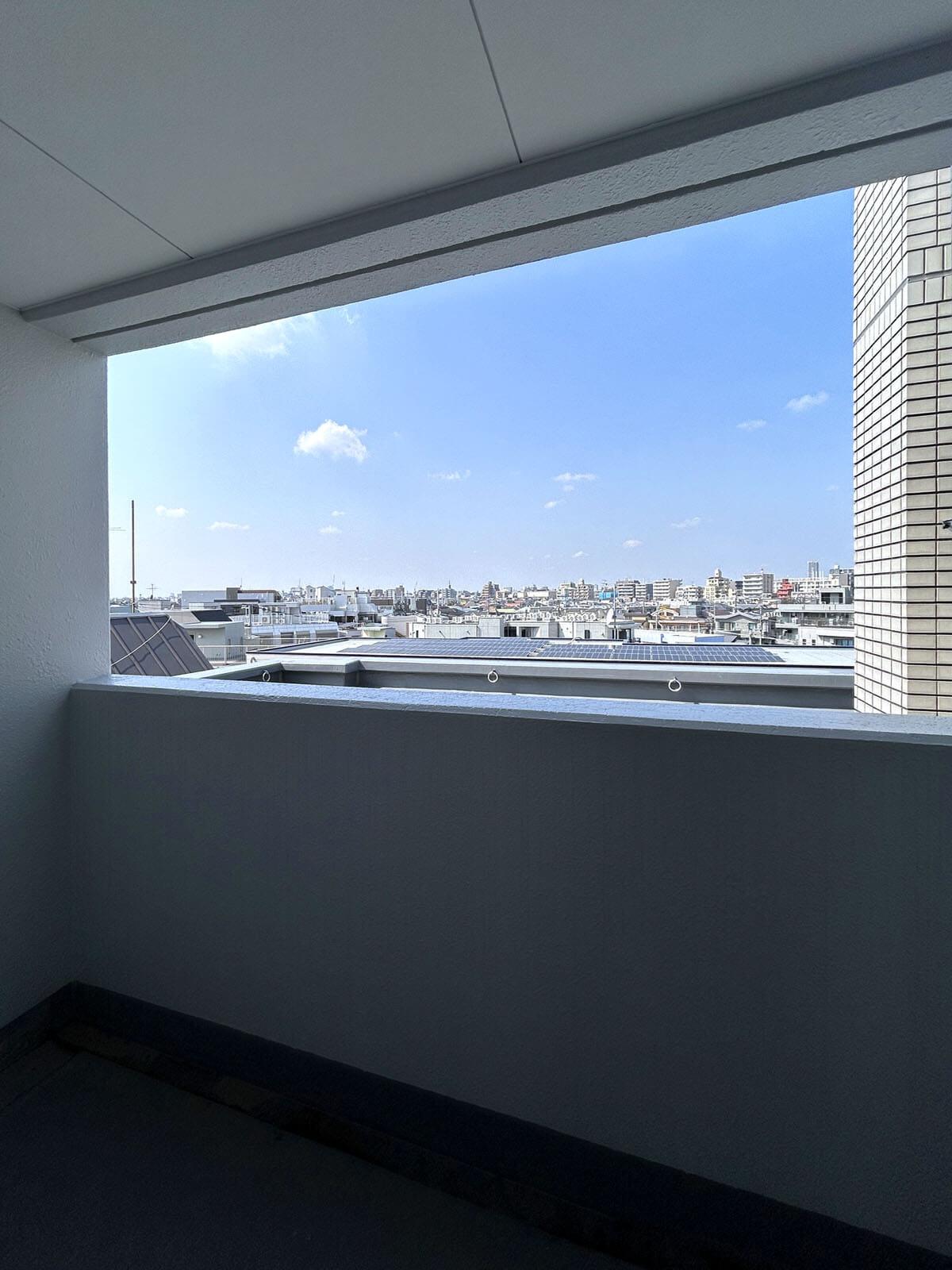 中野区野方の賃貸物件/日影が確保された小さなバルコニー、ここ落ち着けます！