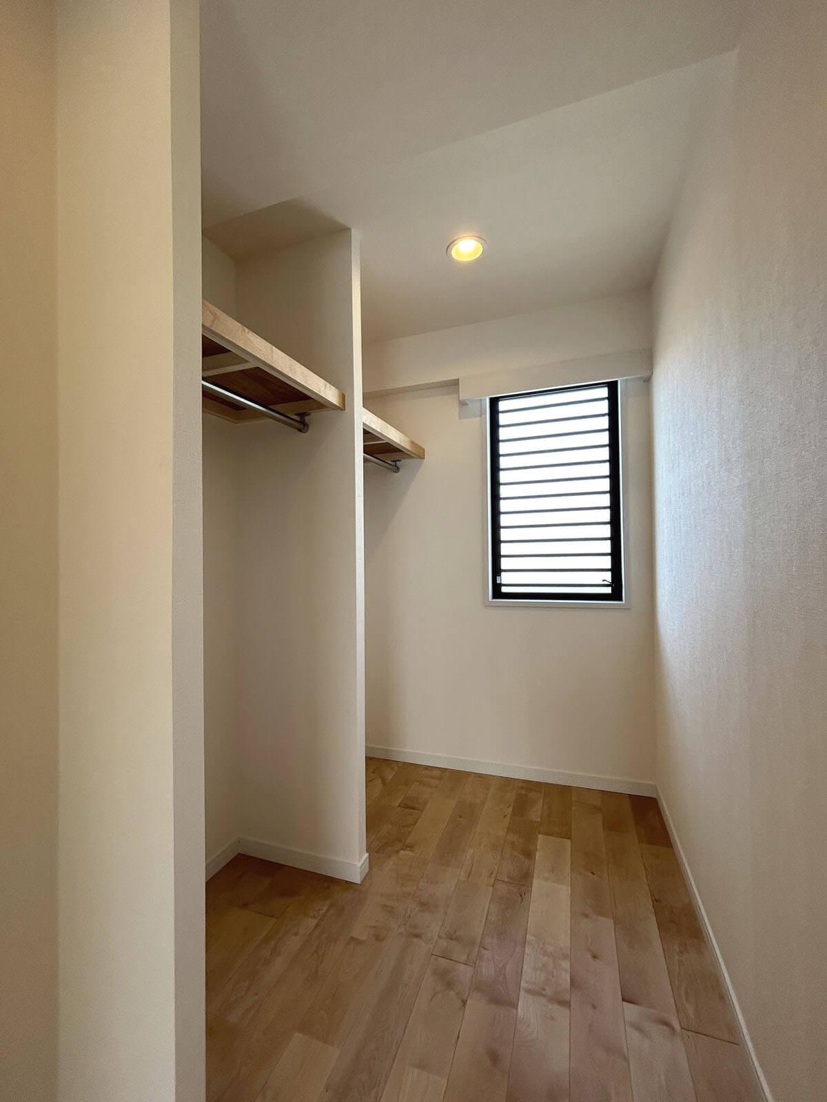 中野区野方の賃貸物件/通気ができるウォークインクローゼット