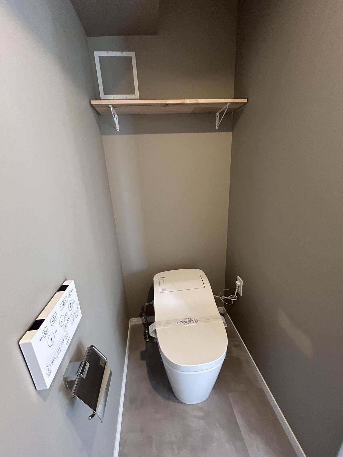 中野区野方の賃貸物件/トイレは全面グレーの配色