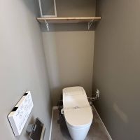 中野区野方の賃貸物件/トイレは全面グレーの配色