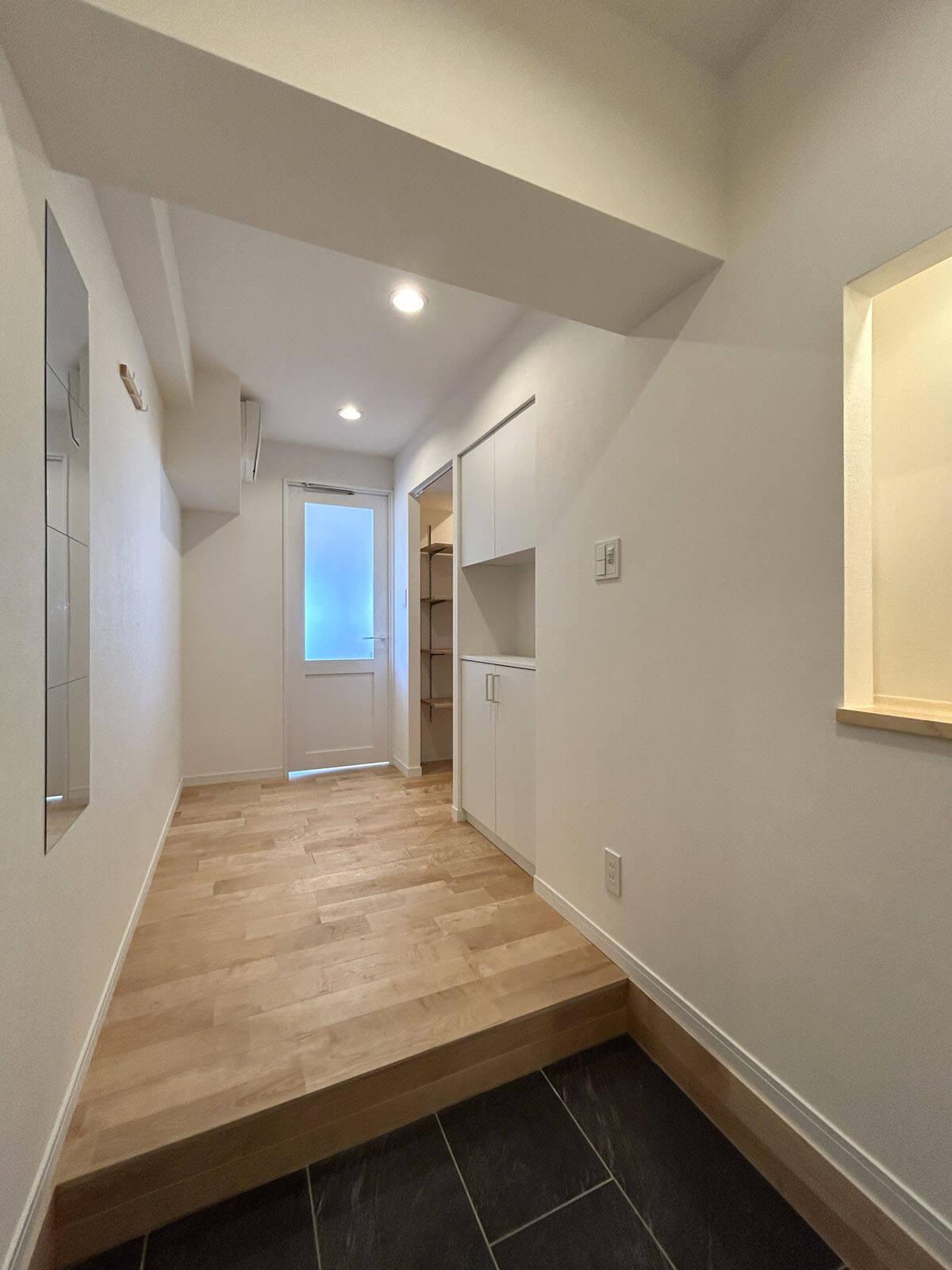 中野区野方の賃貸物件/玄関から一直線でリビングへ、右側に収納スペースあり