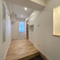 中野区野方の賃貸物件/玄関から一直線でリビングへ、右側に収納スペースあり