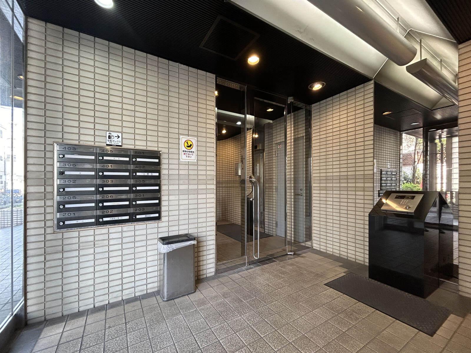 中野区野方の賃貸物件/エントランスはバブルの残り香を感じるキラリ感