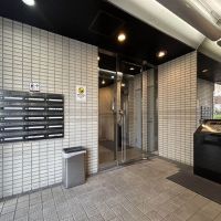 中野区野方の賃貸物件/エントランスはバブルの残り香を感じるキラリ感