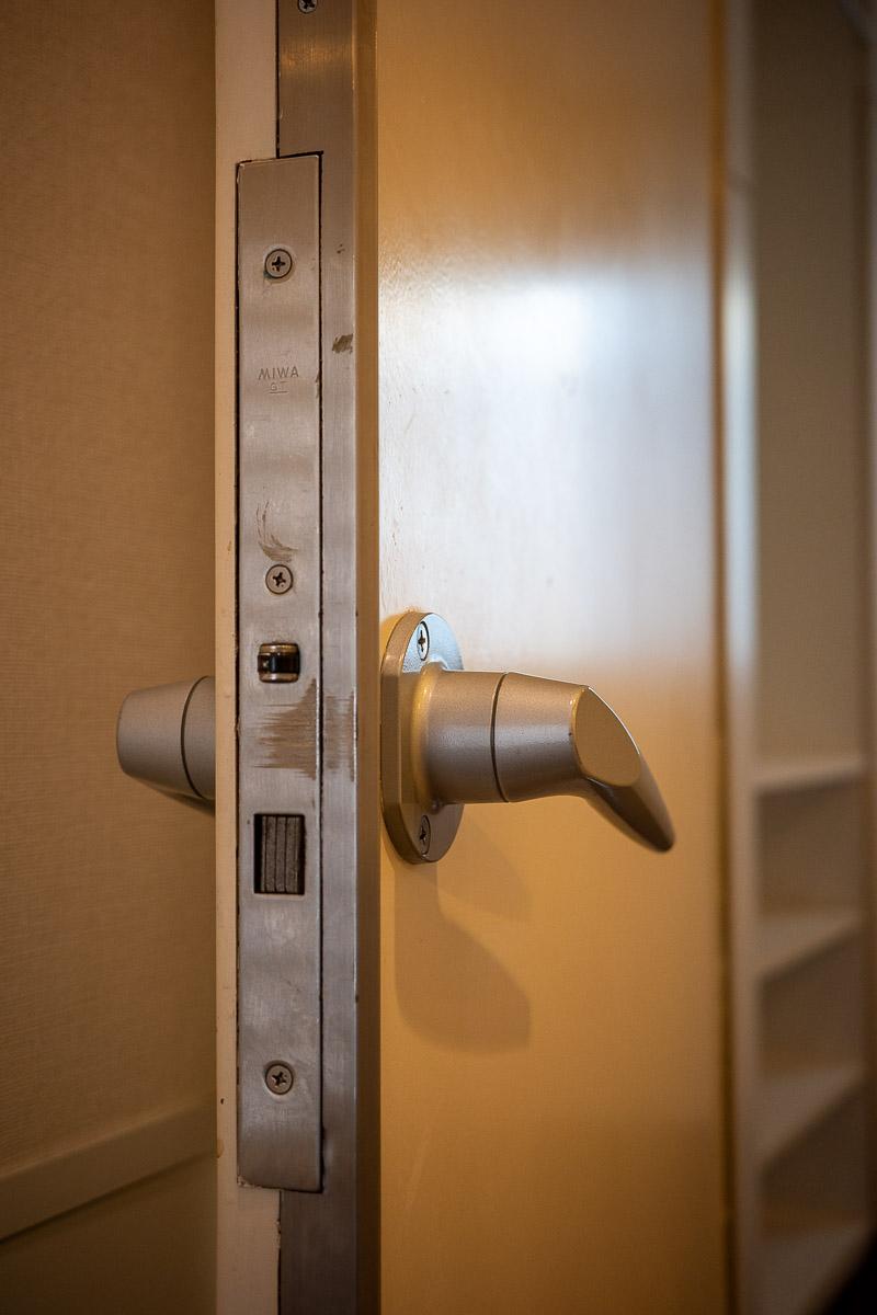 中野区沼袋の賃貸物件/ドアは重く厚みがあります