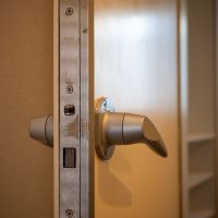 中野区沼袋の賃貸物件/ドアは重く厚みがあります