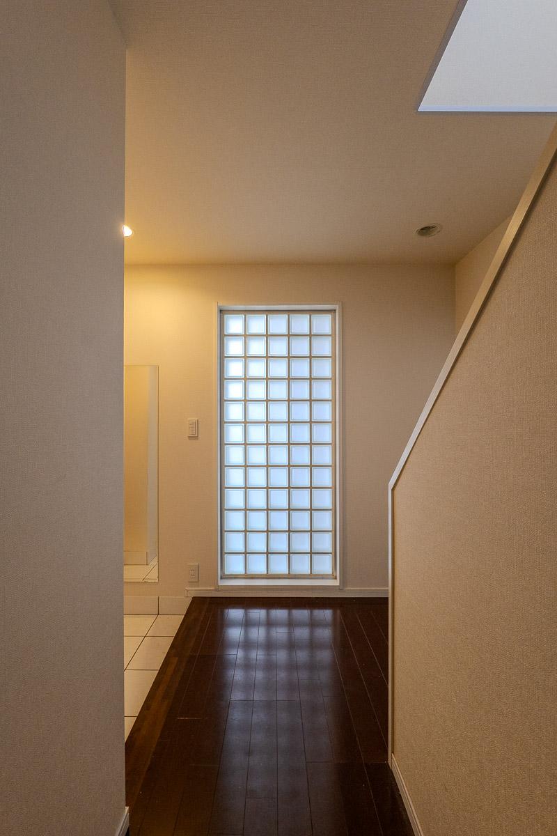 中野区沼袋の賃貸物件/玄関横のガラスブロックからやわらかい光が入ります