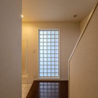 中野区沼袋の賃貸物件/玄関横のガラスブロックからやわらかい光が入ります