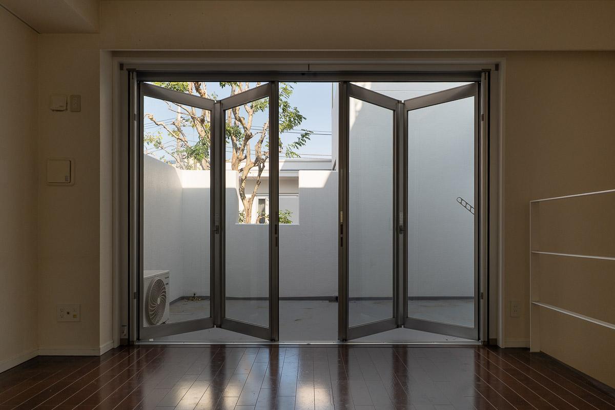 中野区沼袋の賃貸物件/折れ戸サッシで開き方を調整できます