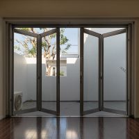 中野区沼袋の賃貸物件/折れ戸サッシで開き方を調整できます