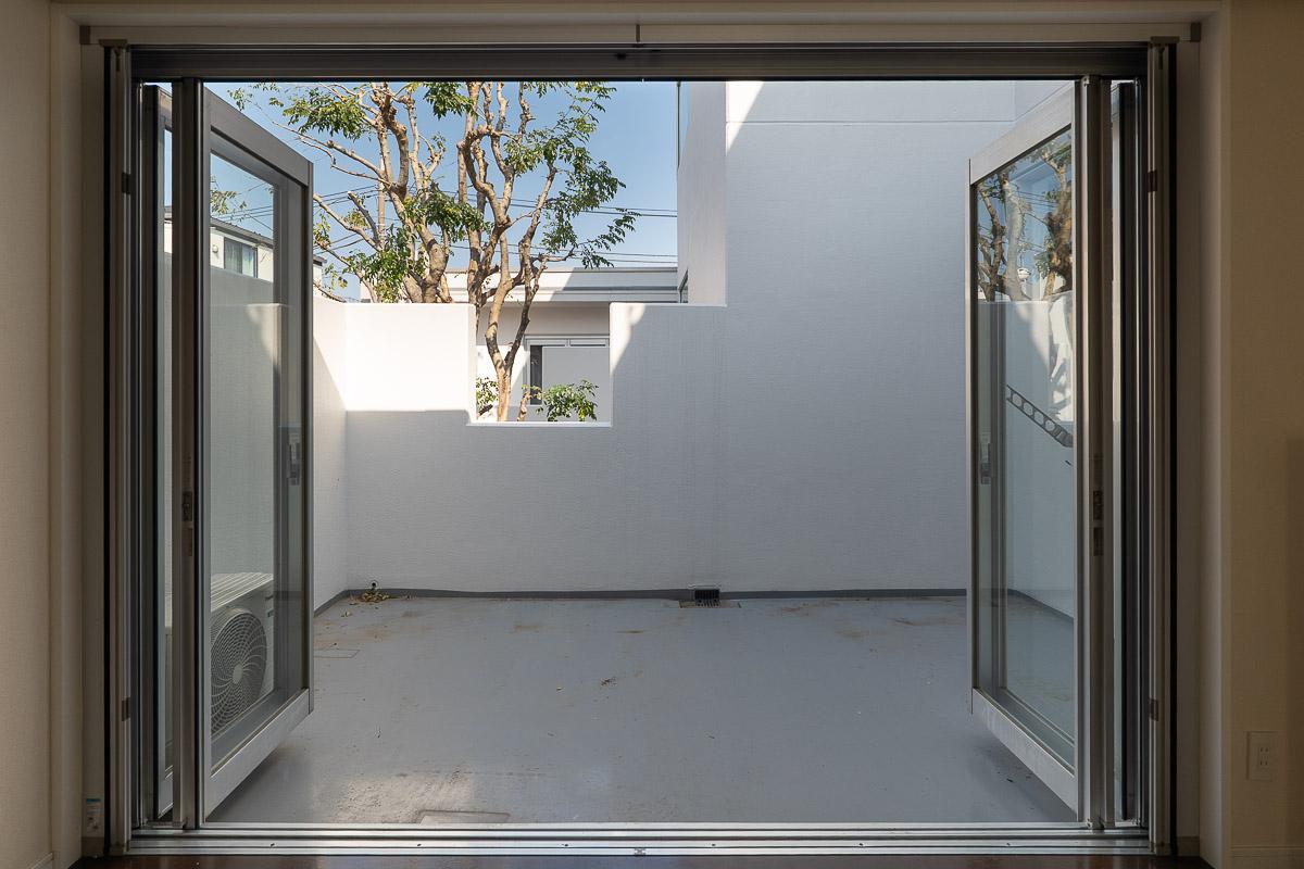 中野区沼袋の賃貸物件/壁に囲われたテラスにさりげなく仕込まれた緑の抜け