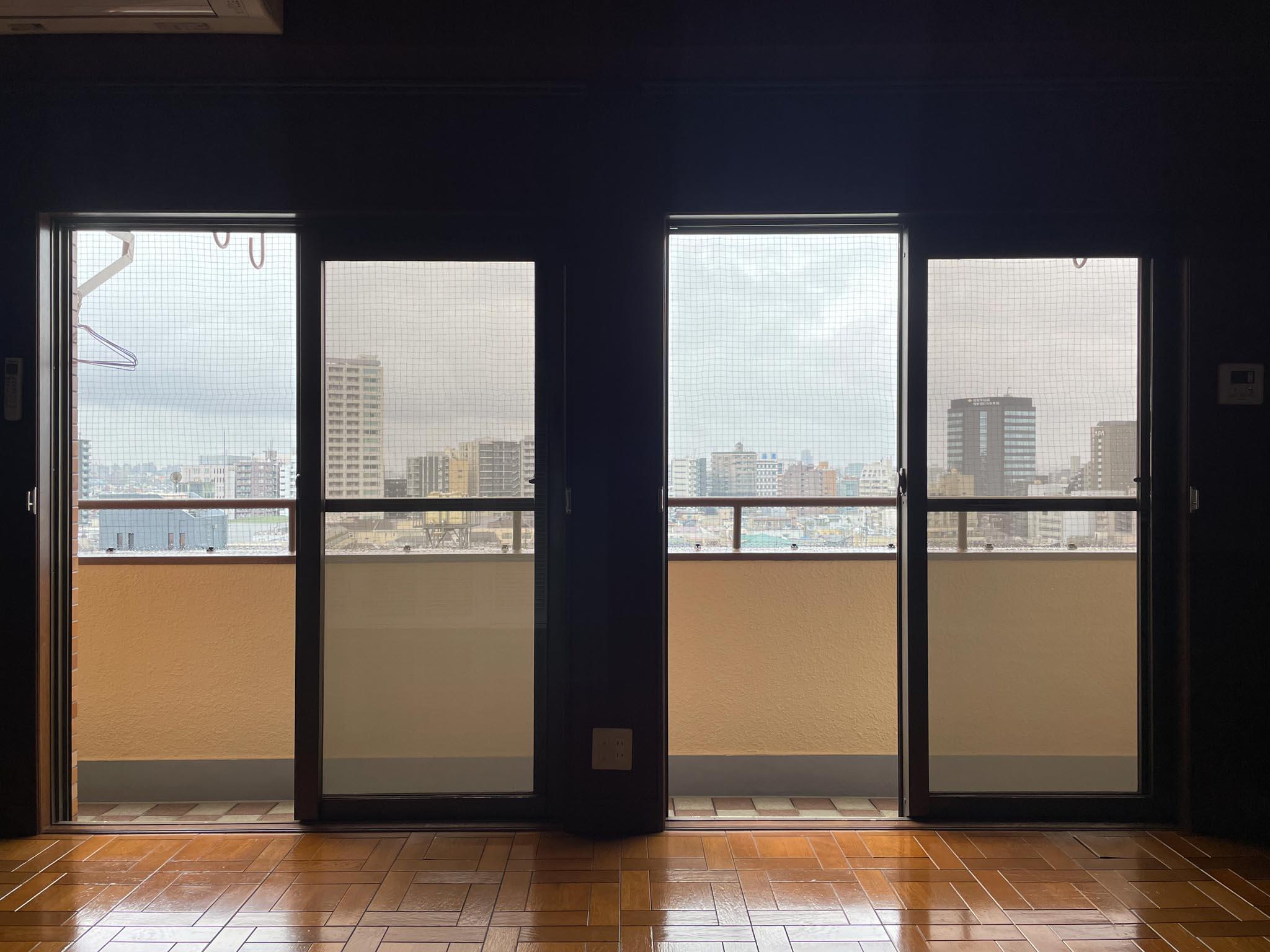 新宿区西新宿の賃貸物件/さすが11階。窓の向こうには西新宿4丁目の街並みと広い空が一面に広がります