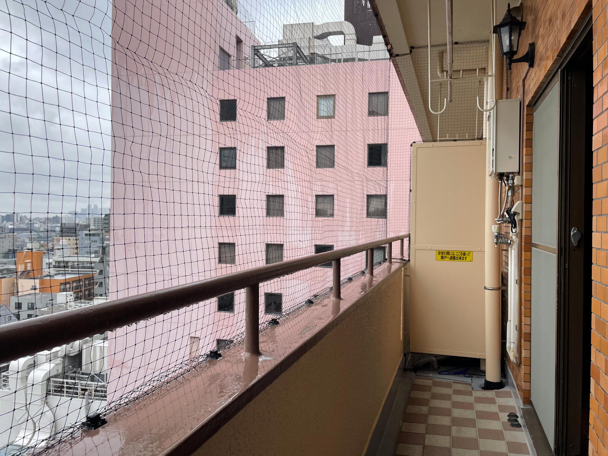 新宿区西新宿の賃貸物件/ベランダにはネットがかけてあります。洗濯機置き場はベランダにあります