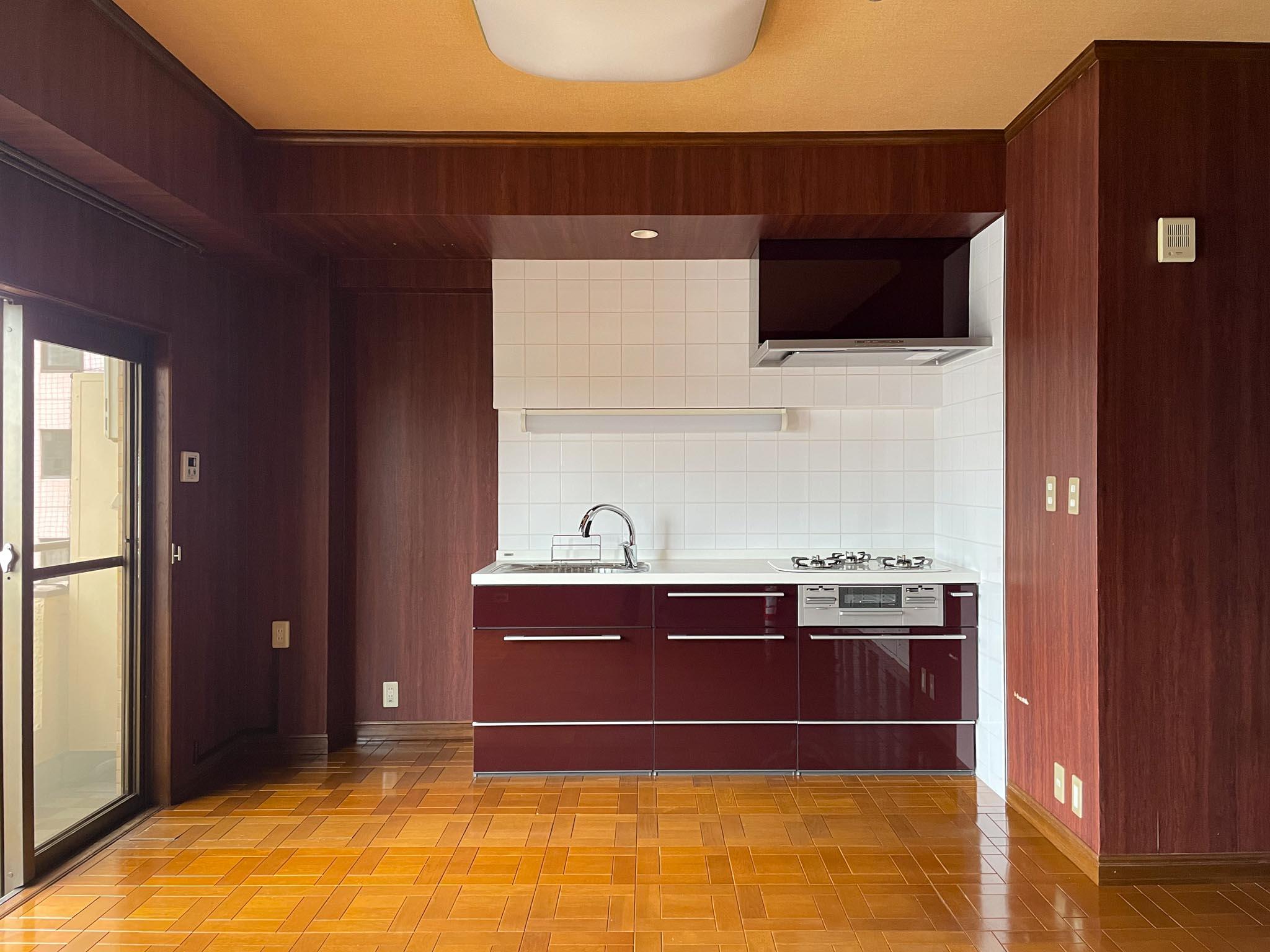 新宿区西新宿の賃貸物件/リビングの壁は木目調の長尺シートで構成