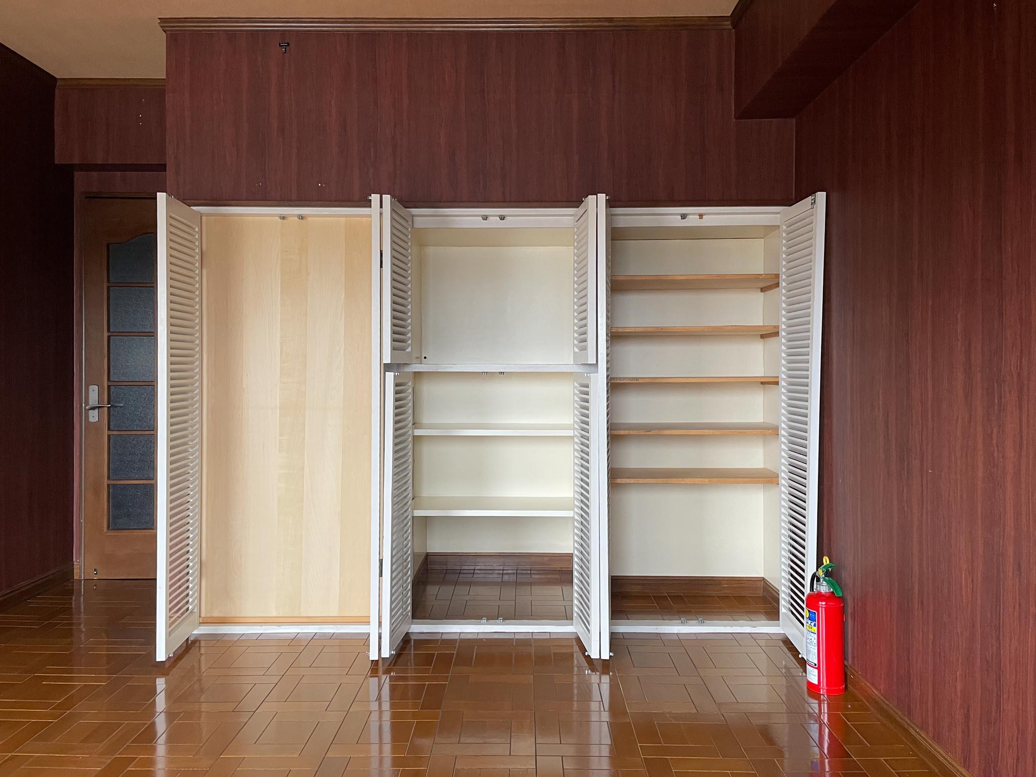 新宿区西新宿の賃貸物件/リビングの収納。実は左は遊び心のあるフェイク。中央と右側にはあらゆるサイズの小物をたっぷりしまえる実力派です