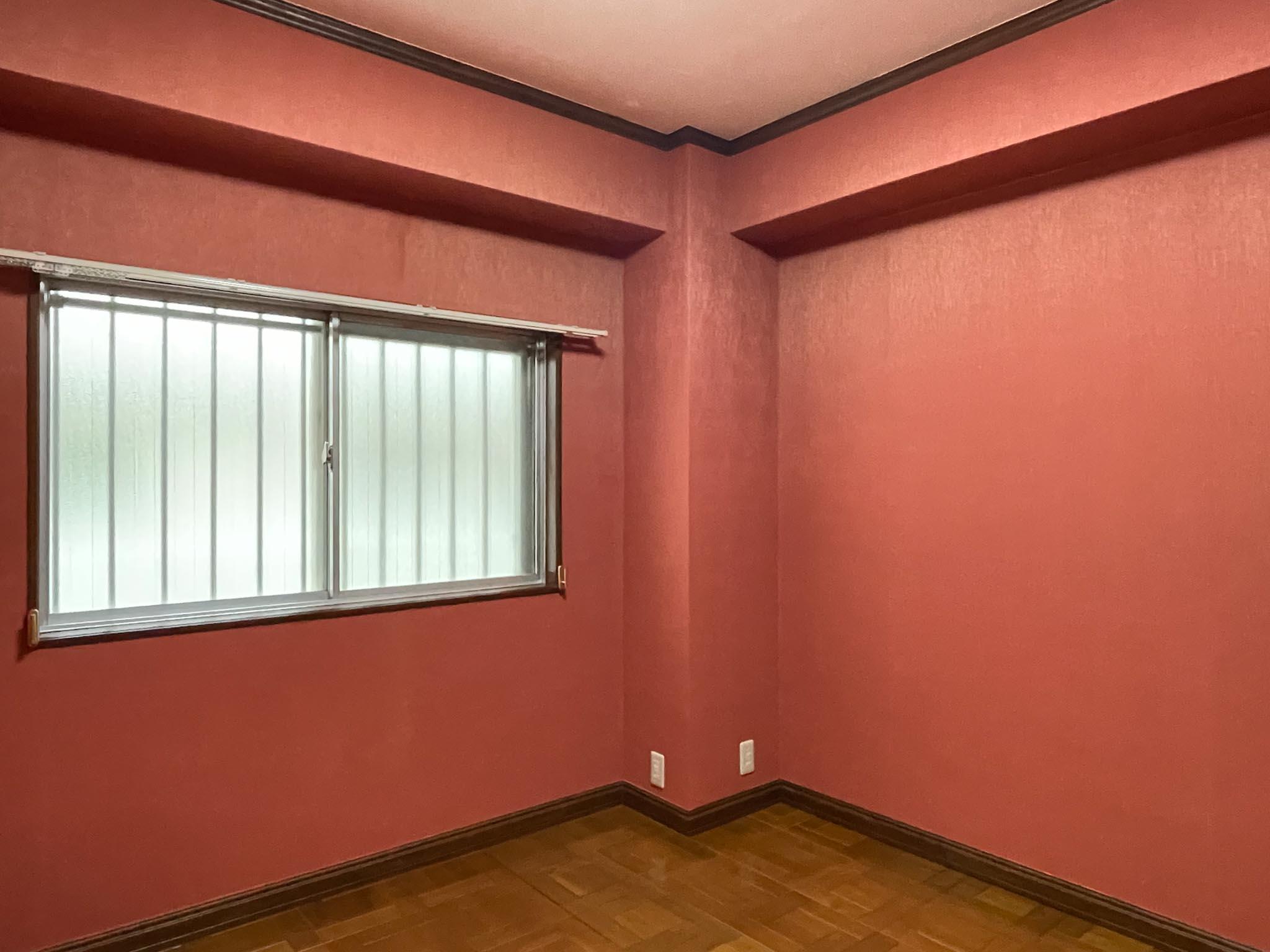 新宿区西新宿の賃貸物件/ピンク色の5畳洋室。残念ながらエアコンの設置はできません